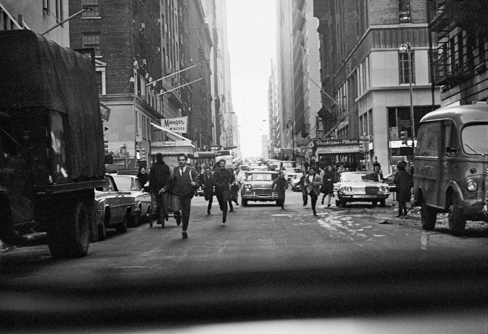  Paul McCartney. West 58th Street, crossing 6th Avenue. New Yor k , Februa ry 1964 . Pigmented inkjet print. © 1964 Paul McCartney under exclusive license to MPL Archive LLP